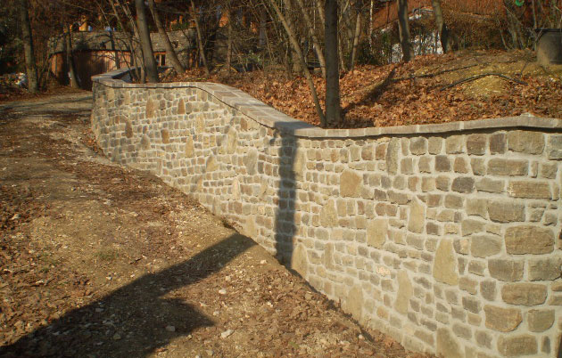 Kerítés burkolat tihanyi kőből